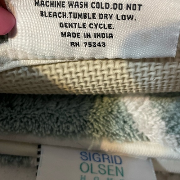 Palm Tree Patterned Rug - Picture 2 of 4